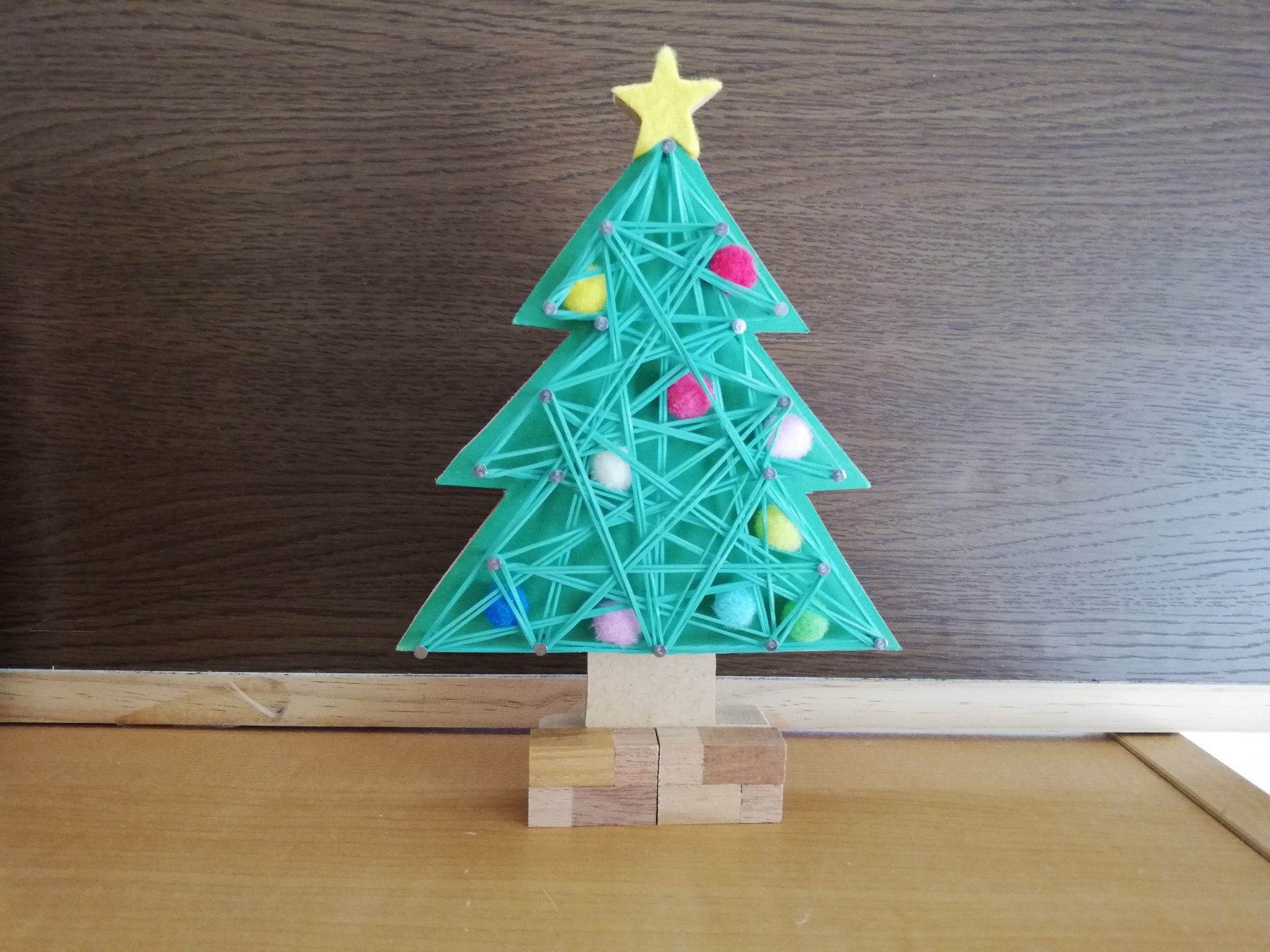 ゆっこ 工作教室 クリスマスツリー試作 ストリングアート風 子どもがやりやすいように 糸の代わりに輪ゴムを使います ストリングアート 輪ゴム 工作 小学生 まいりーふ T Co Xm93twudk4 Twitter