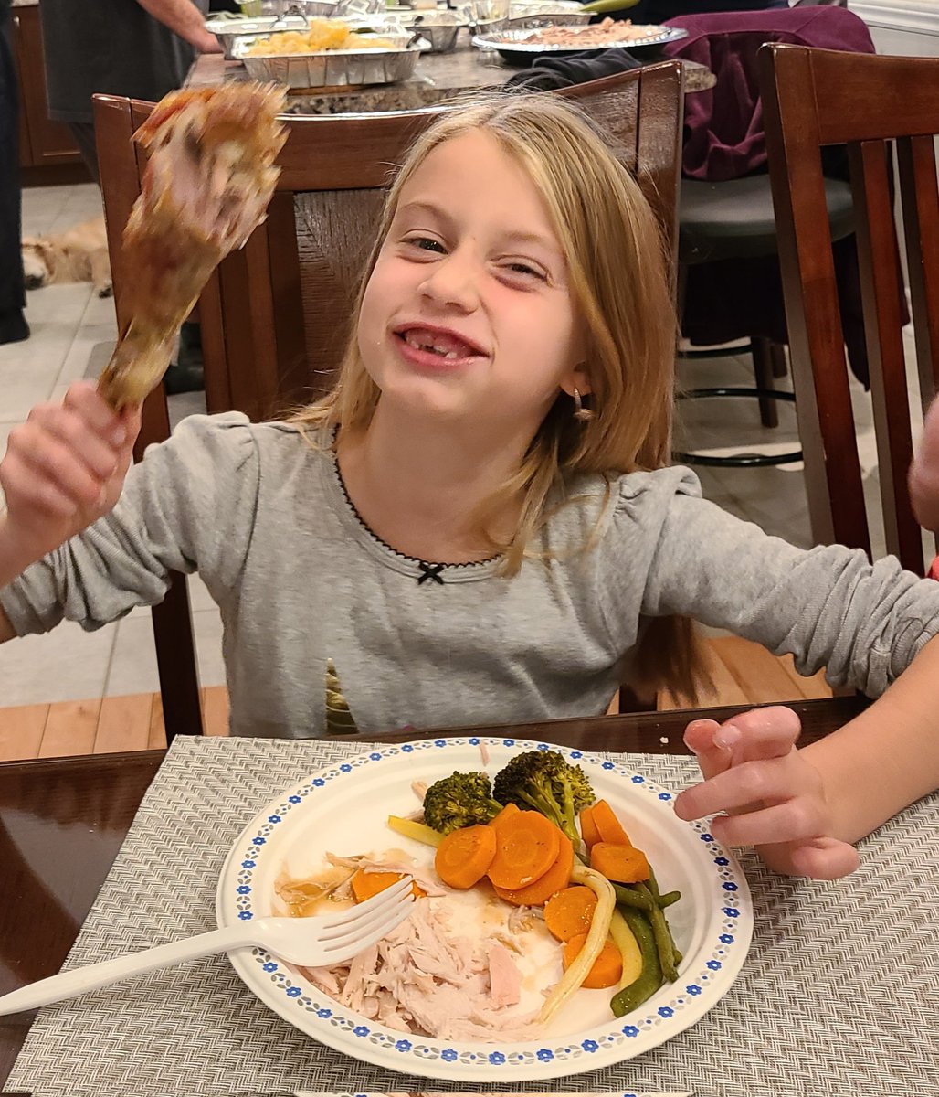 antsmtl's tweet photo. "I'm eating chicken" she says
#Happythanksgiving https://t.co/oLmRf5vhr1