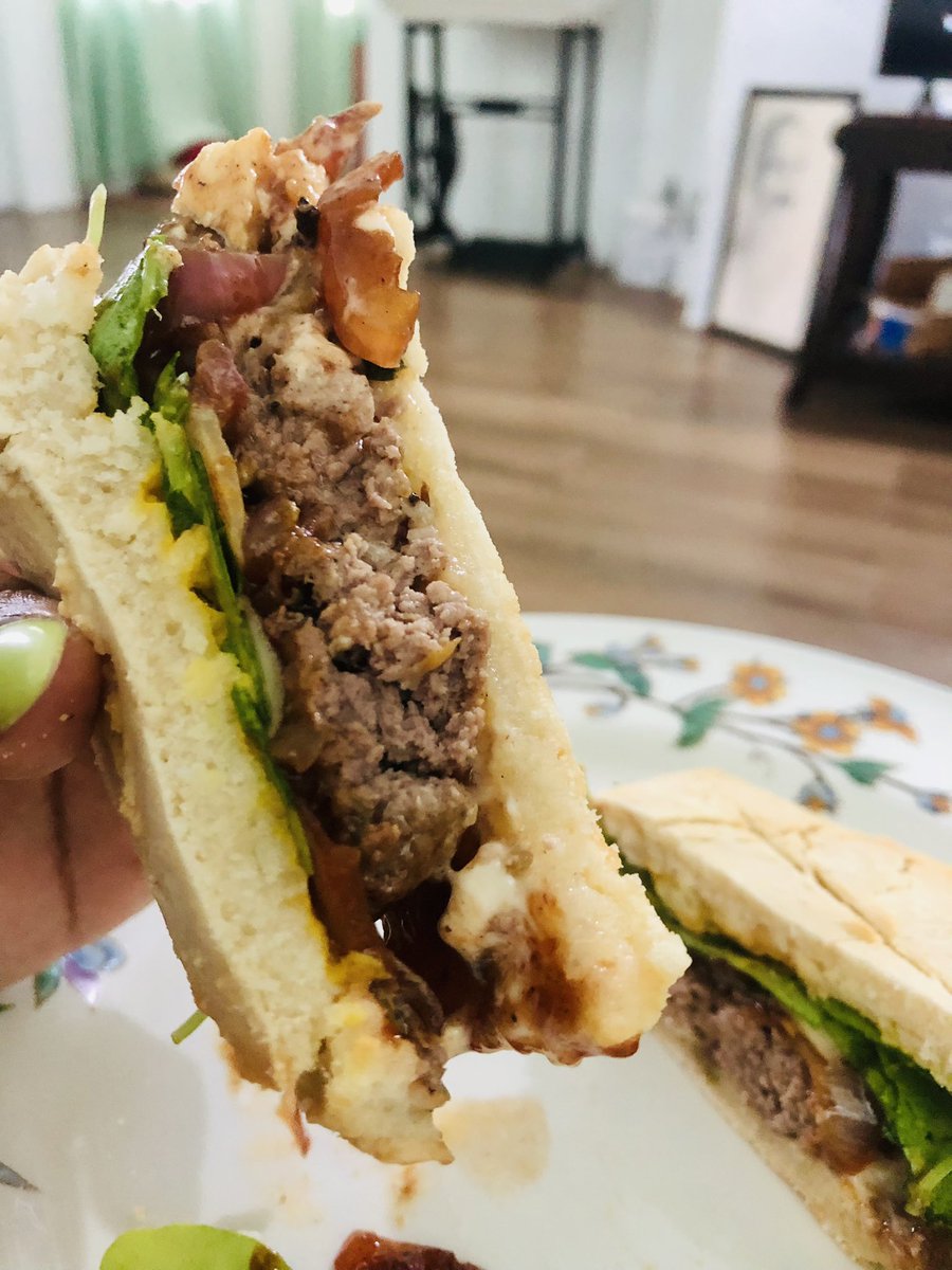 davinaleefilms's tweet photo. Yumminess n #glutenfree ness https://t.co/OrZEGNOKyp bun &amp; burger #madefromscratch https://t.co/Ao9qgT3091