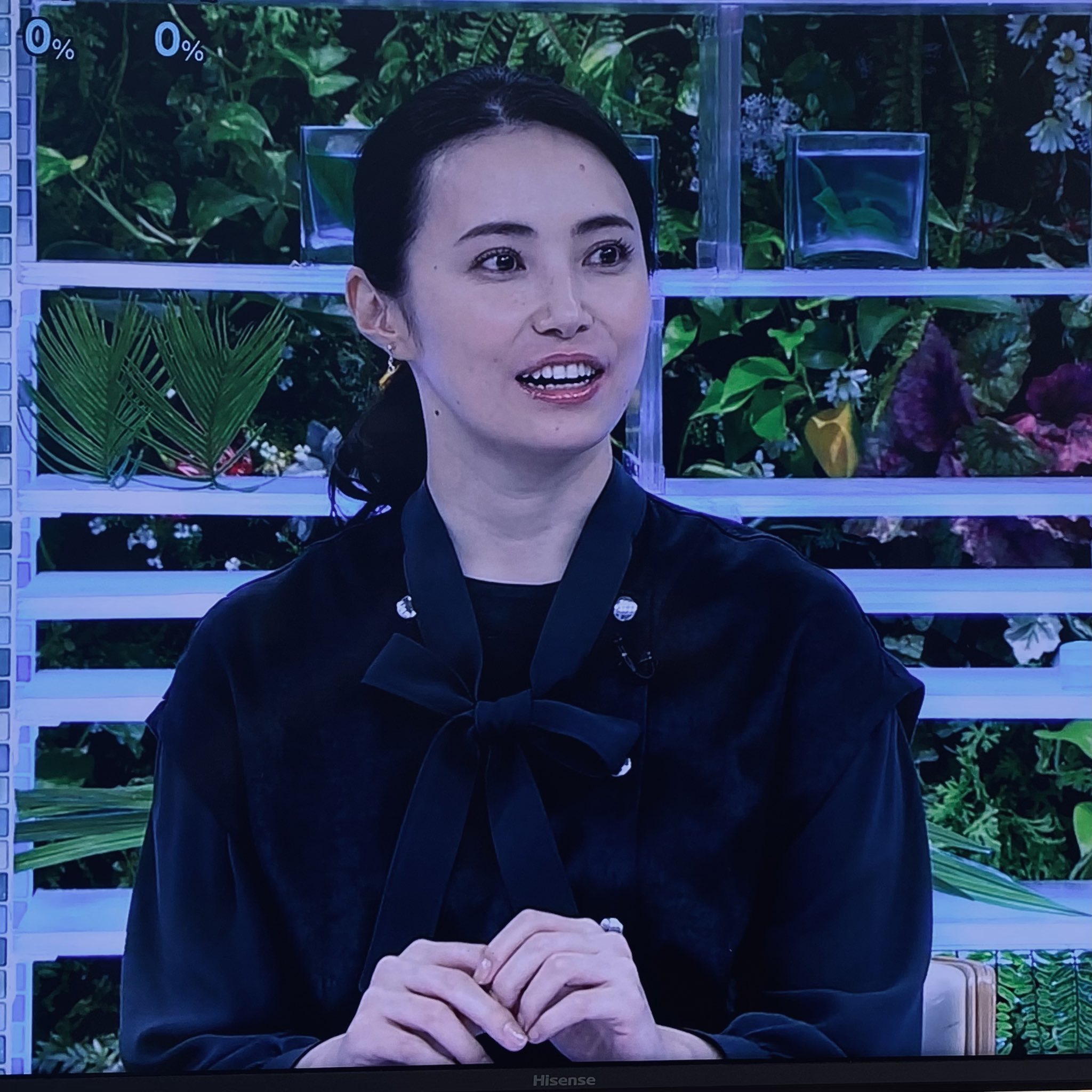 ぱろる 美村里江さん トットテレビ の向田邦子役 Miu404 の青池透子役など 忘れられない存在感を残す 目が離せない女優さん 月0冊読書とは 自分を大切にしている方ならではの佇まいが素敵 深緑のブラウスとジャンバースカートがお似合い