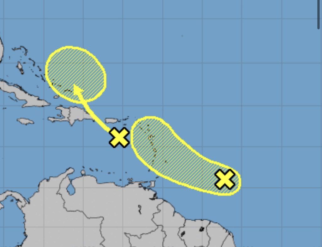 KevinDelbrey's tweet photo. Actualizado 8PM.

#Onda1: pasando al sur de la isla ahora acaba de ser señalada por el NHC con un 20% desarrollo ciclónico en los próximos 3-5 días pero donde podrá tener ese desarrollo es al norte de la Española así que lluvias estamos recibiendo. https://t.co/97pYK1kyHe