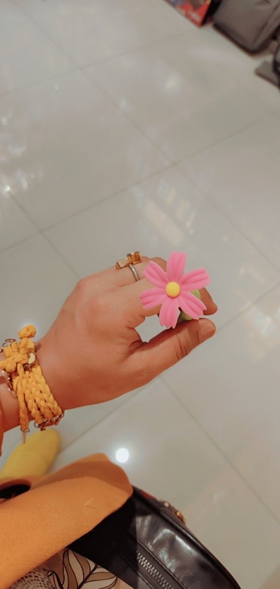 - أنا هٰكذا ، إمرأة كُلها رقَة ♥️"