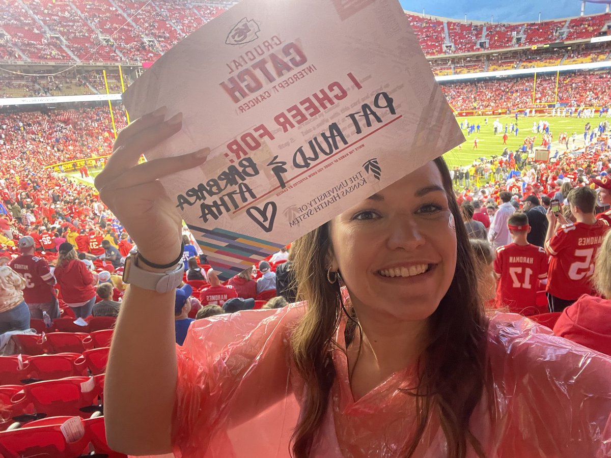 Emilie_2015's tweet photo. I cheer and fight for my grandmas❤️❤️❤️ #ChiefsvsCancer https://t.co/uxKy4NLWgY
