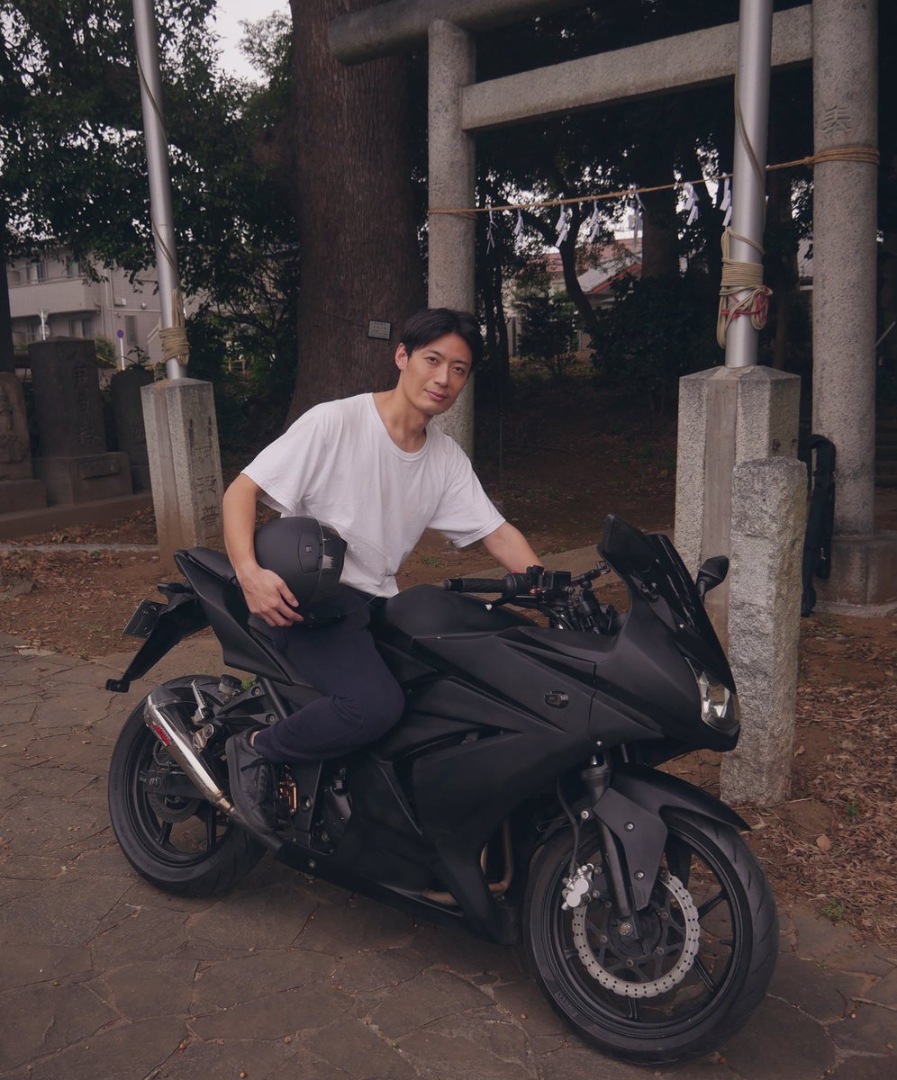 SamuraiActor's tweet photo. Ohayo!Good morning☀️
You know I got a motorcycle license,and what bike I bought is...Ofcourse,
【Ninja 250R 】🏍

So,I can do SamuRider,also Ninja on Ninja🥳🥳🥳　Yeah〜〜👏

#Kawasaki #Ninja250r #Samurider #殺陣新井敬太 #バイク俳優新井敬太 #ニンジャ俳優新井敬太 #バイクモデル https://t.co/8wvSVl04Ey