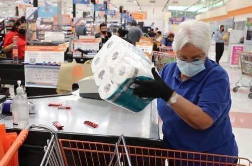 Noticias_Dgo's tweet photo. Propinas promedio:
Antros $100 a   $1000
Restaurante.    $100  a.  $1000
Empacadores 3era.edad. “Ahí a la vuelta “ “No traigo cambio”

Por favor, que no les tiemble la mano, saquen el de 20 y háganlos sentir lo que son:  útiles y productivos. 👴👵♥
La vida da muchas vueltas. https://t.co/jvy5GTvjWn
