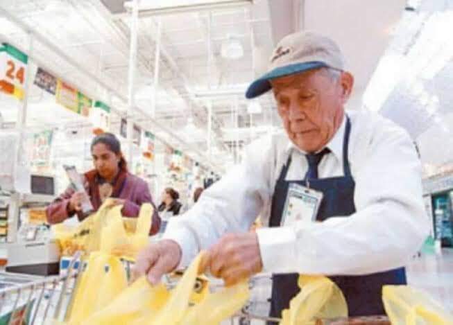 Noticias_Dgo's tweet photo. Propinas promedio:
Antros $100 a   $1000
Restaurante.    $100  a.  $1000
Empacadores 3era.edad. “Ahí a la vuelta “ “No traigo cambio”

Por favor, que no les tiemble la mano, saquen el de 20 y háganlos sentir lo que son:  útiles y productivos. 👴👵♥
La vida da muchas vueltas. https://t.co/jvy5GTvjWn