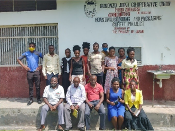 AgUnity's tweet photo. The project team visited the Bukonzo Joint Co-operative Union in Western Uganda with AgUnity partner Fairtrade International to learn more about the processes followed by local smallholder farmers and the challenges that they face. #ConnectingTheLastMile #BuildingTrust https://t.co/XBLpSulr66