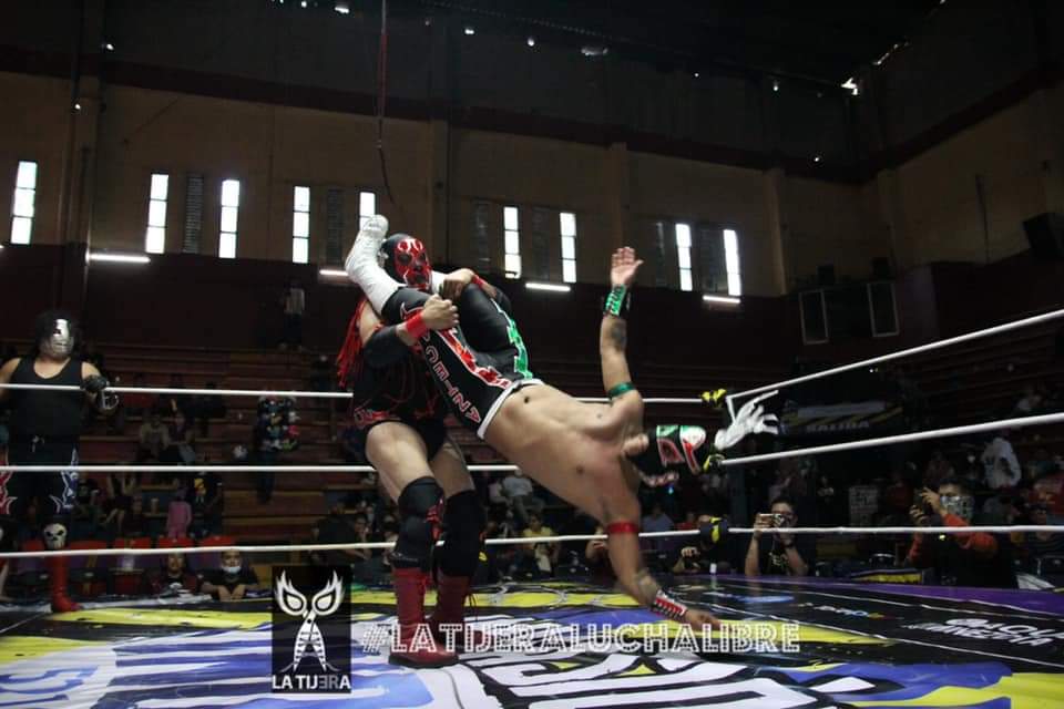 LaTijeraLucha's tweet photo. La primera lucha de #ArenaNeza es para la tercia técnica conformada por #UltimoAzteca, #CanarioJr y #RayoAzteca ante #SteelRockJr, #MomiaGemelaI y #DrMuerteJren la apertura de la función de #LuchaLibreCM e #InvasionIndy, donde un sector del público arrojó monedas...
#latijera https://t.co/eXjbbYI8V2