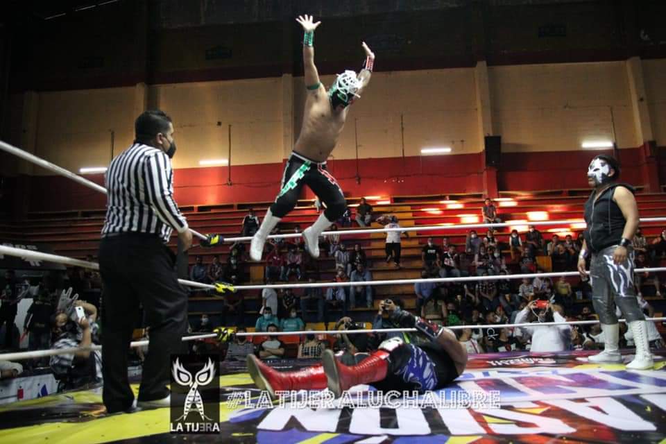 LaTijeraLucha's tweet photo. La primera lucha de #ArenaNeza es para la tercia técnica conformada por #UltimoAzteca, #CanarioJr y #RayoAzteca ante #SteelRockJr, #MomiaGemelaI y #DrMuerteJren la apertura de la función de #LuchaLibreCM e #InvasionIndy, donde un sector del público arrojó monedas...
#latijera https://t.co/eXjbbYI8V2