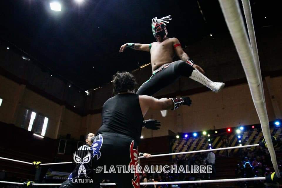 LaTijeraLucha's tweet photo. La primera lucha de #ArenaNeza es para la tercia técnica conformada por #UltimoAzteca, #CanarioJr y #RayoAzteca ante #SteelRockJr, #MomiaGemelaI y #DrMuerteJren la apertura de la función de #LuchaLibreCM e #InvasionIndy, donde un sector del público arrojó monedas...
#latijera https://t.co/eXjbbYI8V2