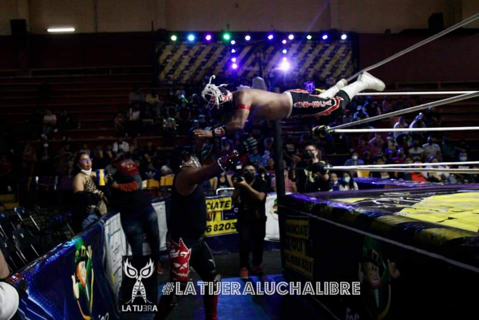 LaTijeraLucha's tweet photo. La primera lucha de #ArenaNeza es para la tercia técnica conformada por #UltimoAzteca, #CanarioJr y #RayoAzteca ante #SteelRockJr, #MomiaGemelaI y #DrMuerteJren la apertura de la función de #LuchaLibreCM e #InvasionIndy, donde un sector del público arrojó monedas...
#latijera https://t.co/eXjbbYI8V2