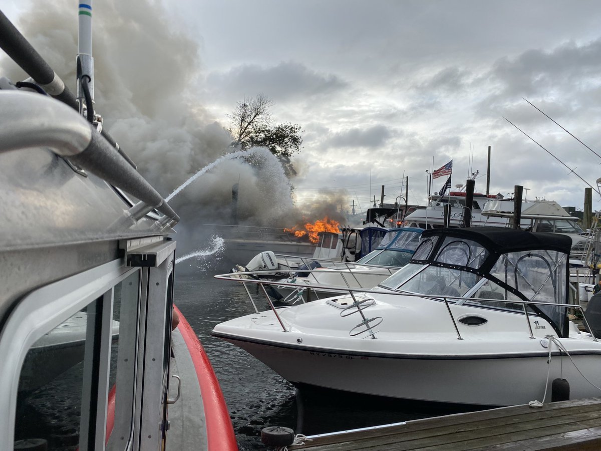 FDNY's tweet photo. Great work by FDNY #Marine3 #Engine321 #Ladder169 and #Station59 members who responded to a boat fire at Venice Marina in Brooklyn earlier this afternoon. Members removed occupants from the fire and there were a total of five injuries to civilians reported. https://t.co/Go8GKk0vqU