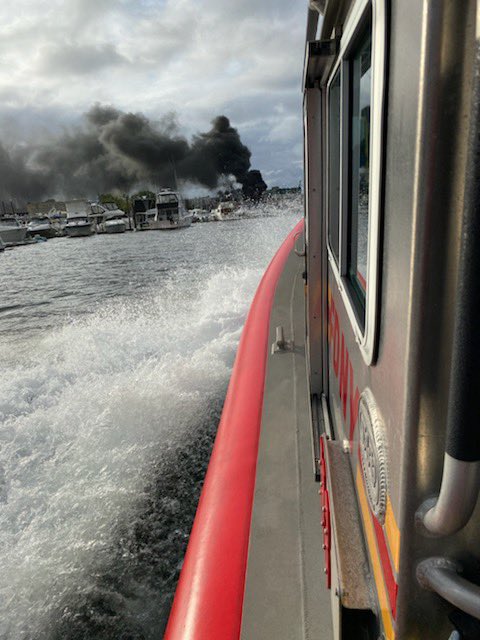 FDNY's tweet photo. Great work by FDNY #Marine3 #Engine321 #Ladder169 and #Station59 members who responded to a boat fire at Venice Marina in Brooklyn earlier this afternoon. Members removed occupants from the fire and there were a total of five injuries to civilians reported. https://t.co/Go8GKk0vqU