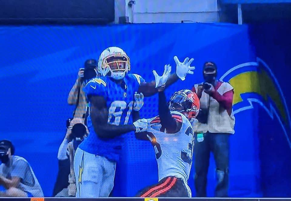adamjfdx's tweet photo. What if I told you both of these plays resulted in penalties against the #Browns ? 🥴. @NFL refs are a joke. I understand missing a call, but calling a penalty on the wrong team is unacceptable. https://t.co/9K2b7KfFnX