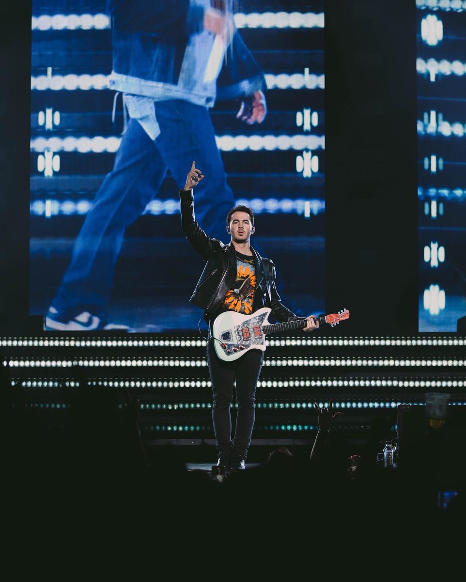 kevinjonas's tweet photo. Thank you Virginia Beach ❤️ #RememberThisTour https://t.co/MqTdjvdewF