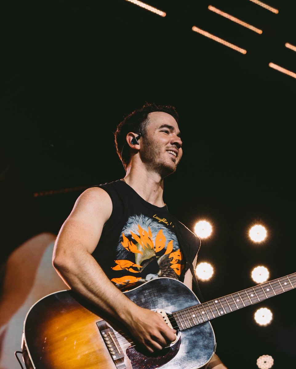 kevinjonas's tweet photo. Thank you Virginia Beach ❤️ #RememberThisTour https://t.co/MqTdjvdewF