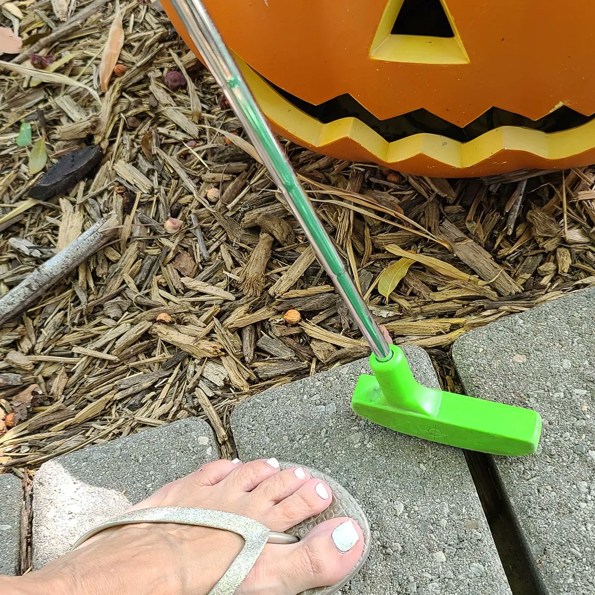sisterfeets's tweet photo. Halloween mini golf. #sisterfeets #feet #golf #halloween https://t.co/j0R9NsNnJa