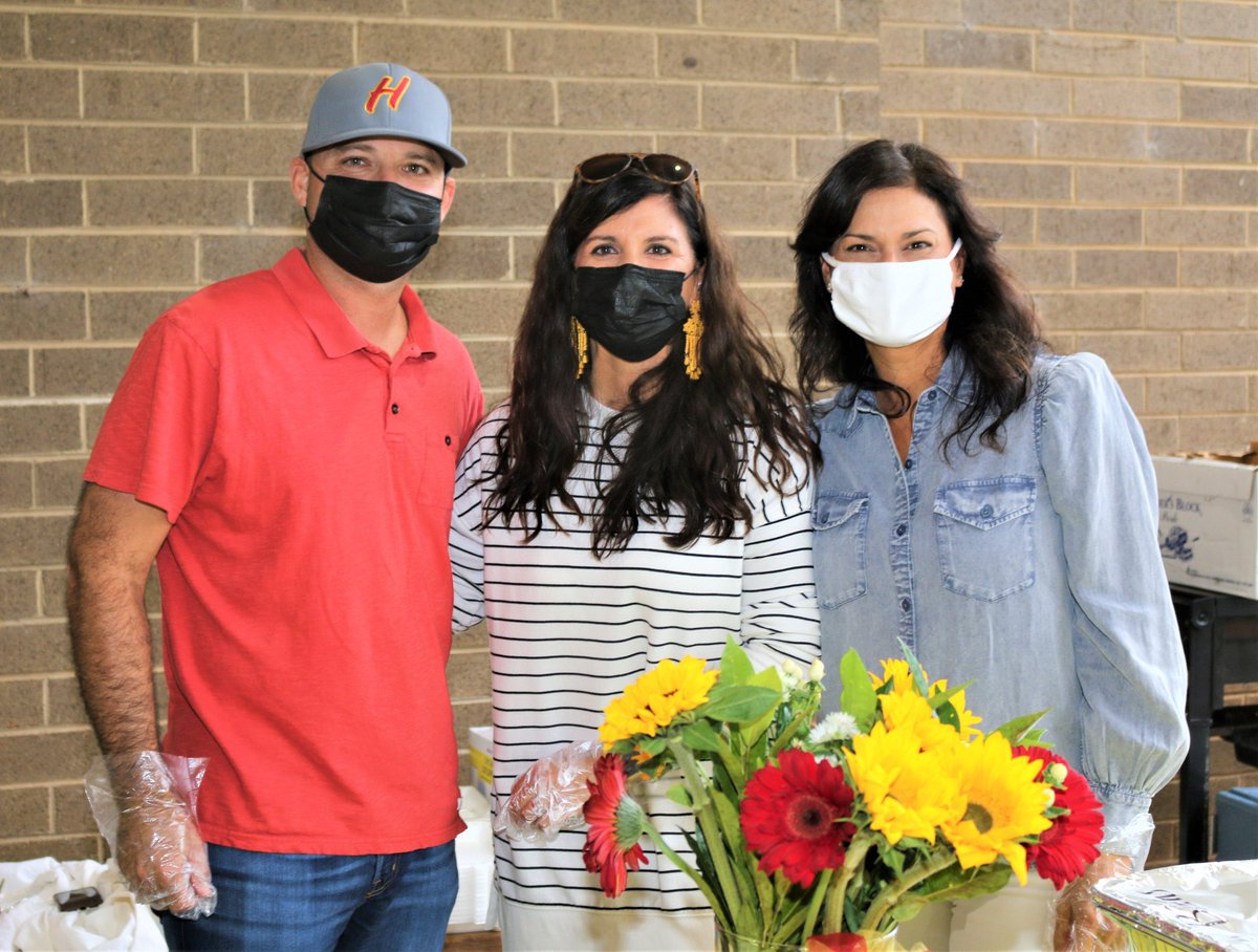hickoryschools's tweet image. We loved seeing all of these faces last Friday night at the BBQ celebration! Thank you for joining us! @hickoryschools
