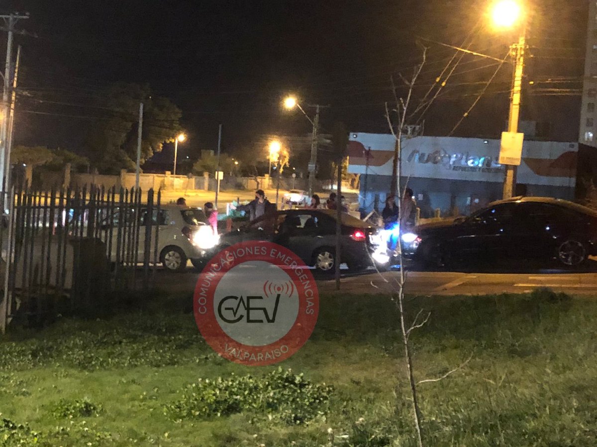 CEValparaiso's tweet photo. 21:20 Horas #ConCon PRECAUCIÓN a conductores que transitan intersección de calles Primera Transversal / El Trébol Oriente, por colisión de 4 vehículos menores, conductor confunde freno con acelerador 🤷🏻‍♂️
@sjbadbet @EmilioRifo @fmelnez @NicoleLayana @ClaudiaOssandon https://t.co/fId28mVftI