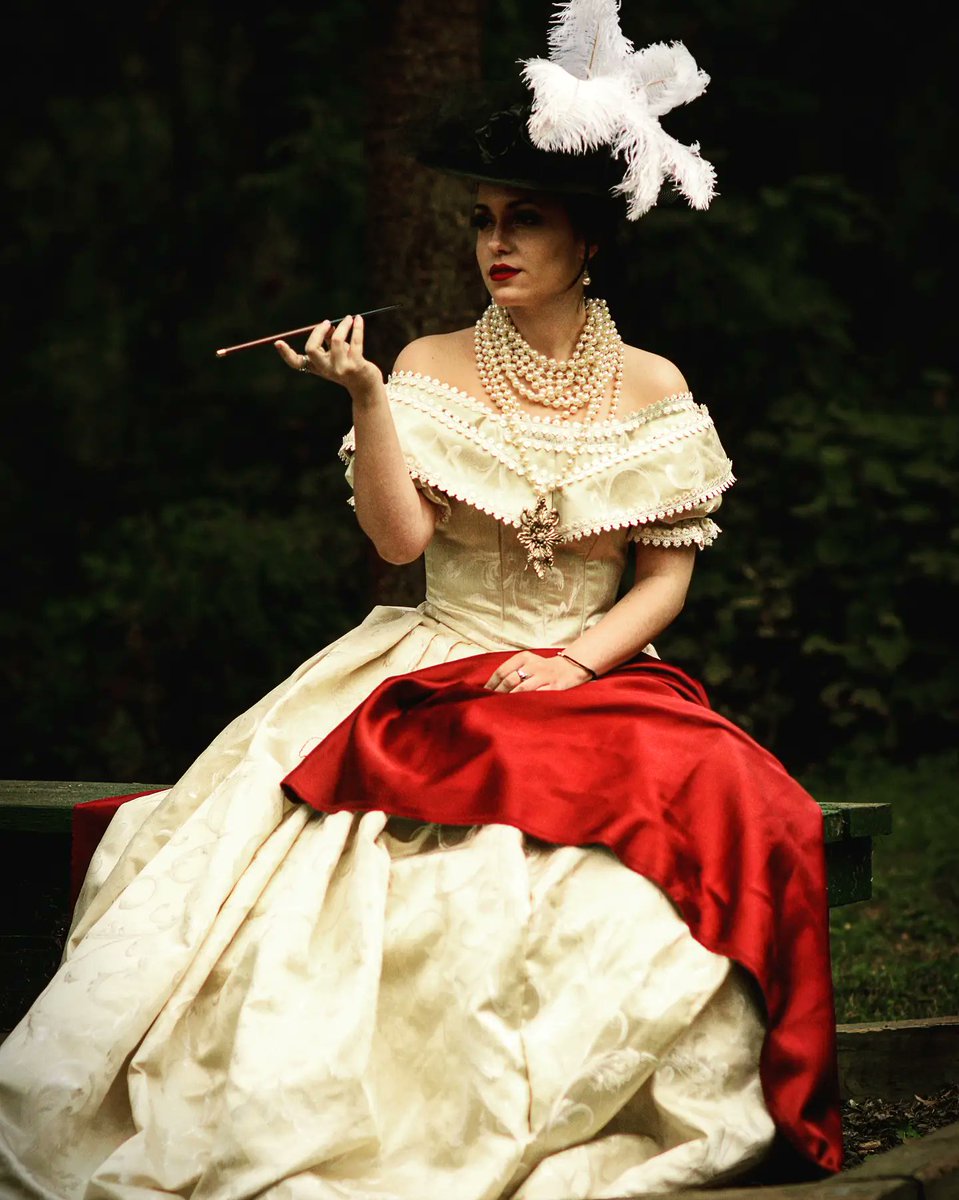 StayTunedKids's tweet photo. Doin fun cosplay things

#ResidentEvilVillage #LadyDimitrescu #ladydimitrescucosplay https://t.co/VJpawVzJK3
