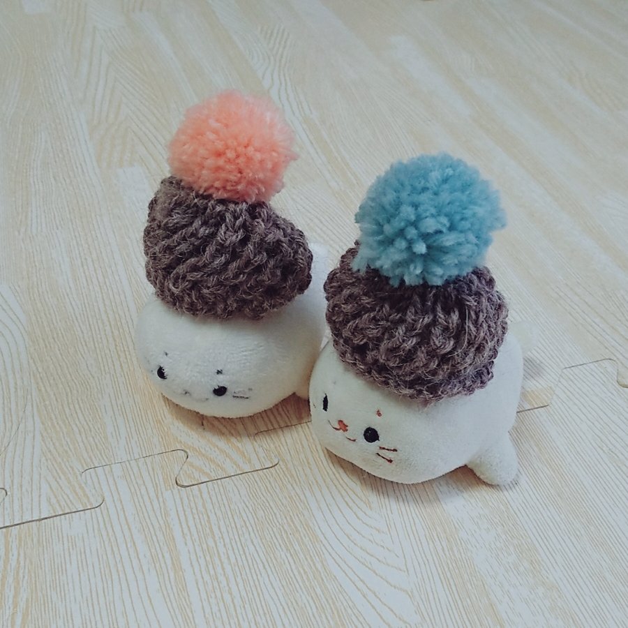 mochi11299's tweet photo. こんなときはイノセントビッグニット編めってばっちゃが言ってた
しろたんの上に乗る松ぼっくりにしか見えないな！ https://t.co/N6dT84L60Z