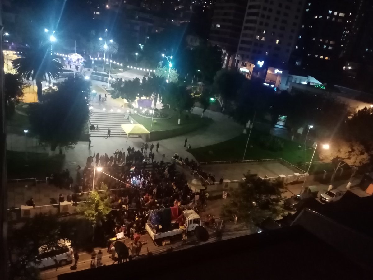 ellamararodrig1's tweet photo. No hay peor sacrilegio que pitas cantando canciones de Piero y luego gritando:¡somos pititas con orgullo! ¡Somos pueblo!

Ahí esta su pueblo, 4 gatos que no llenan ni la mitad de una plaza, tengan dos pesos de dignidad y cómprense alguito de ubicatex mijxs. https://t.co/vF0OmMKxiB