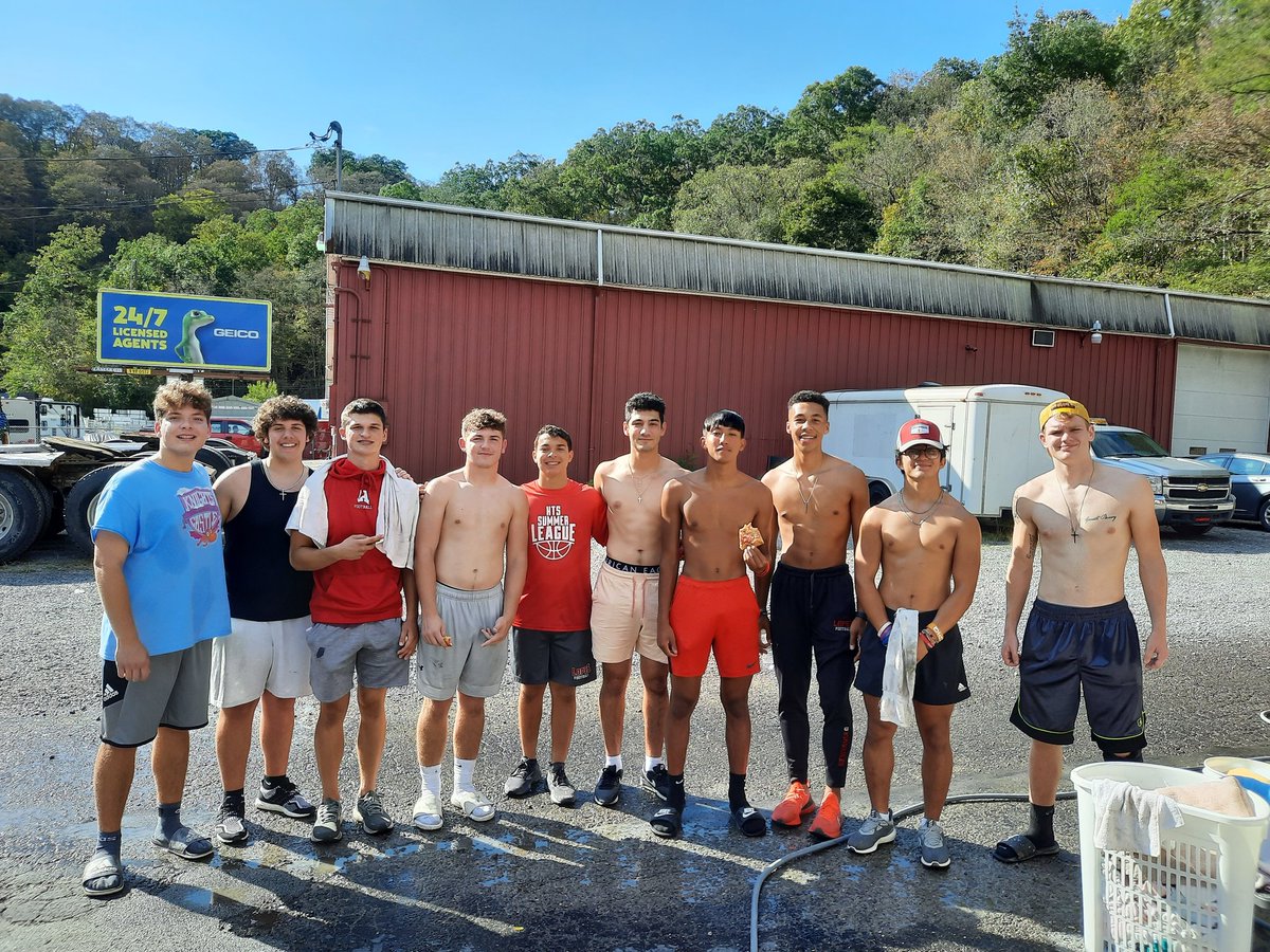 SchleisKristin's tweet photo. Cars look a little shinier today thanks to this crew at Custard's Car Wash. Raising $ for a great cause https://t.co/JcHKBeupNV