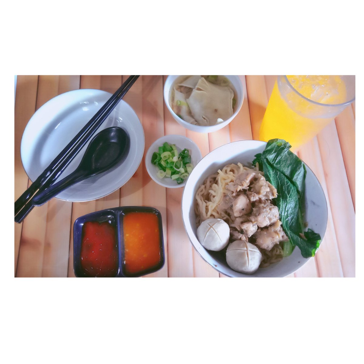 loplopih's tweet image. Assalamualaikum wr wb.. Bismillah.. Selamat pagi wargaaa.... Hari ini:
βοΈ Somay ada
βοΈ Mie ayam ada
βοΈ Hatiku ada, tapi cuma buat dia π₯°
Jadi yg boleh diorder cuma somay dan mie ayam ya twips π