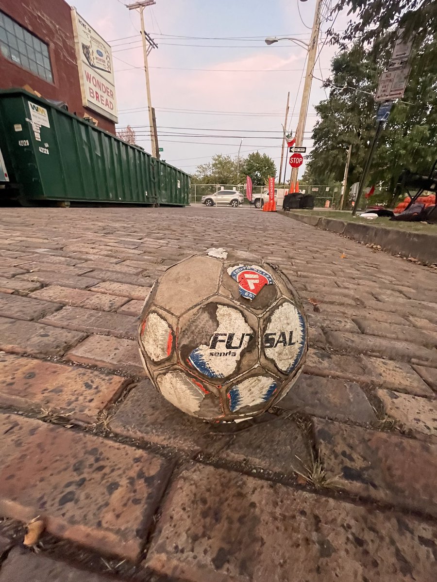 IFYKYK - 24 hours of free play this weekend ✅ 

#calcetto #pickup #freeplay #futsal #streetfutsal #streetsoccer #urbanfutsal #asseenincolumbus #columbusitalianfestival