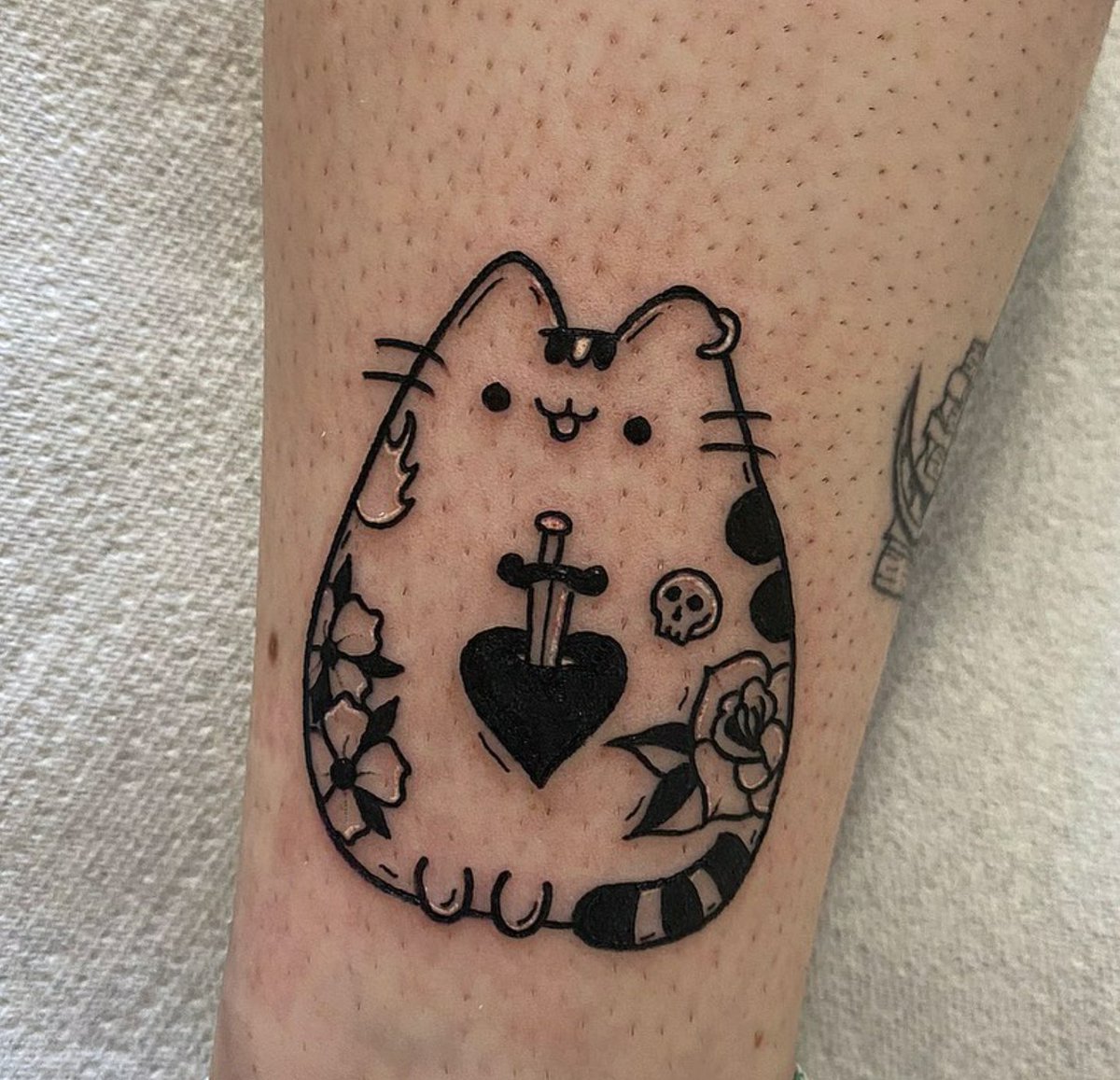 yissbliss's tweet photo. Punk pusheen done yesterday #flashink #pusheen #ink #blackwork #TattsOctober https://t.co/5DKH1cZf8H
