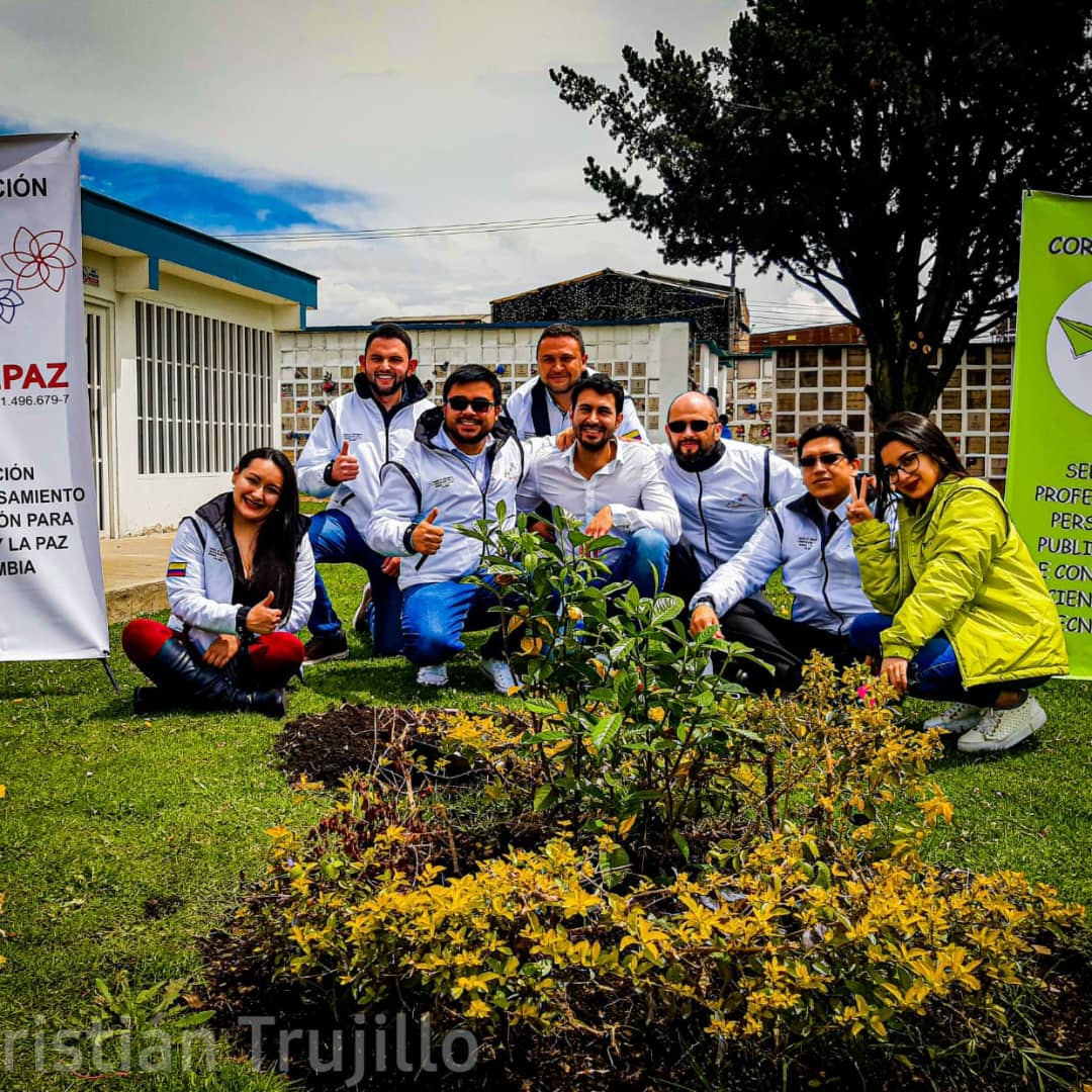 cimepaz's tweet photo. ¡Hoy lo logramos!

Después de un largo diálogo con la Diócesis de Fontibón se logra una reconciliación entre la comunidad y el parque cementerio, el acuerdo principal el retiro del horno crematorio. @SergioGrandasM @ArribaBogota @NoticiasUno https://t.co/FlmBfhyoUO https://t.co/lr2ni2m0BZ