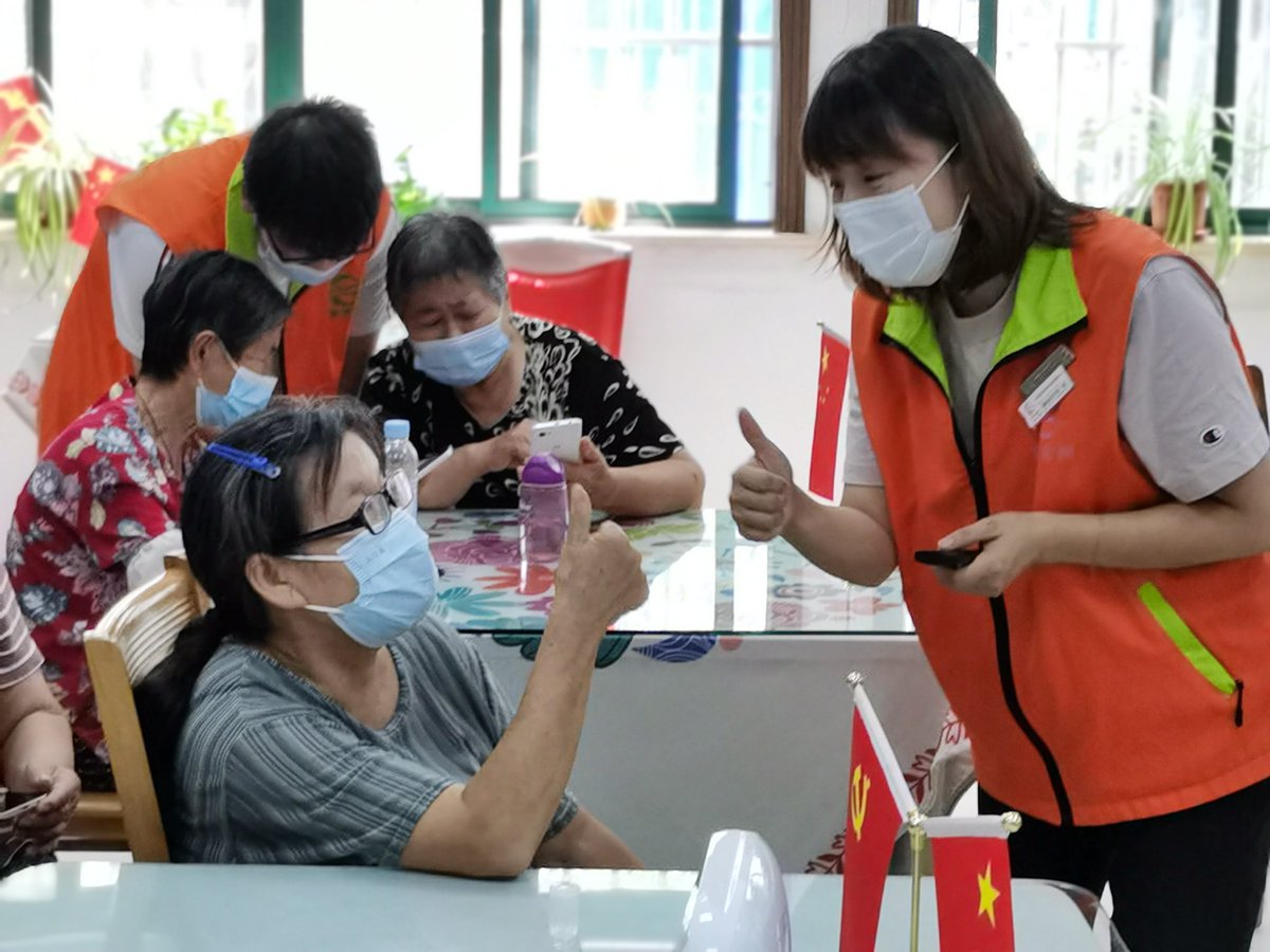 GoSongjiang's tweet photo. #Songjiang is helping its #elderly adapt to modern #digitallife. A program teaching senior citizens to use digital devices was launched a few months ago. It covers 17 communities.
#helpingelderly #shanghai #digitaldevices https://t.co/t4TXRwyuwf