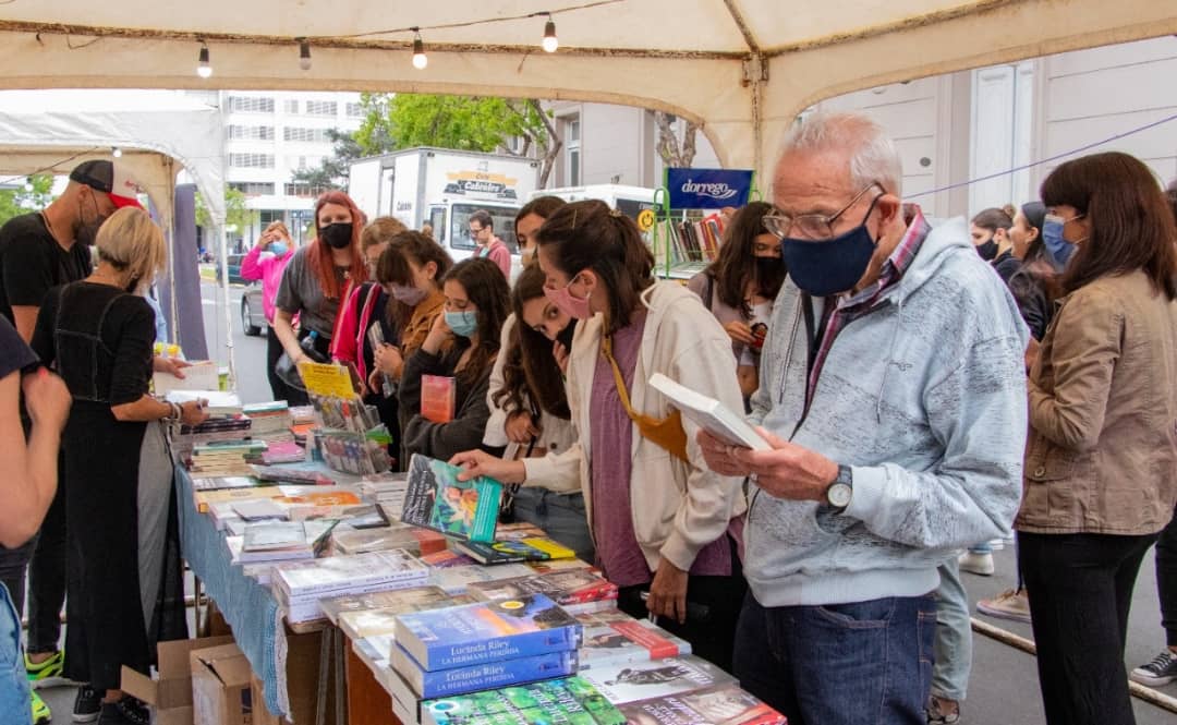 petreccapablo's tweet photo. Así disfrutamos de la primera edición de la Feria de las Librerías 📚 https://t.co/t6DK88CCdf
