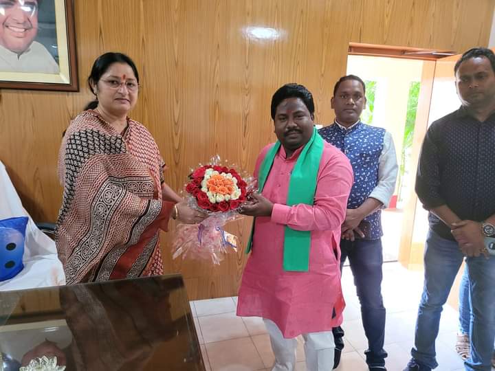 JPB_Patel's tweet photo. कोडरमा की लोकप्रिय सांसद सह केंद्रीय शिक्षा राज्य मंत्री श्रीमती @Annapurna4BJP  जी से कल उनके आवासीय कार्यालय में मुलाकात कर उन्हें नवरात्रि की शुभकामनाएं दीं और पार्टी के संगठनात्मक विषयों तथा कार्ययोजनाओं पर विस्तृत चर्चा भी हुई। https://t.co/ZhFBRikxNl