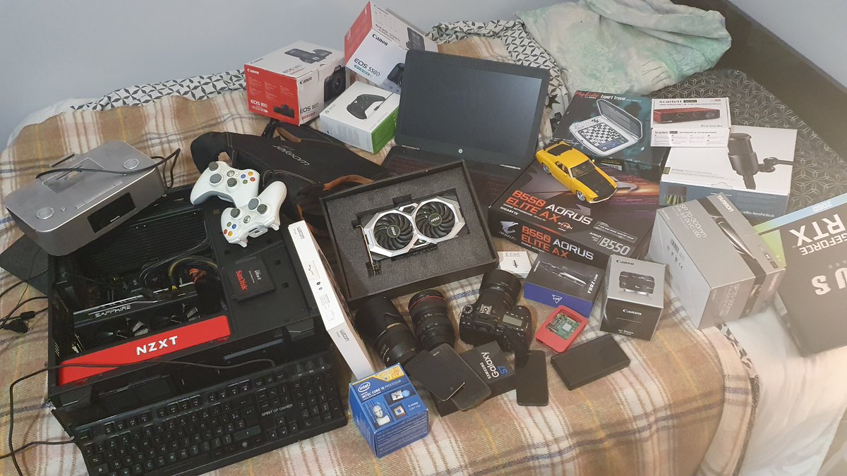 Reava_VR's tweet photo. Hello there, due to me quitting my job &amp; moving, I am selling a lot of tech stuff, if you are interested into anything on those pics, pls DM me on discord (Reava_#0666), I am in France, shipping is NOT INCLUDED

I'll post more under this tweet if needed, RTs appreciated https://t.co/7Gzq37ZMGy