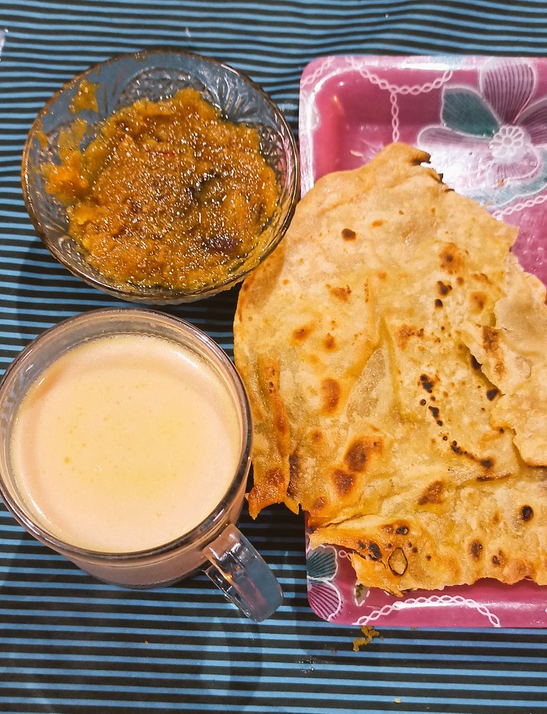 Vaqar_Hamid's tweet photo. Noon Chai, Halwa and Bread, a nice combination in rainy days, #Maza-Balai 😋. Credit goes to my #aslv🥰, thankyou my dear. https://t.co/ojWBw8TzWW