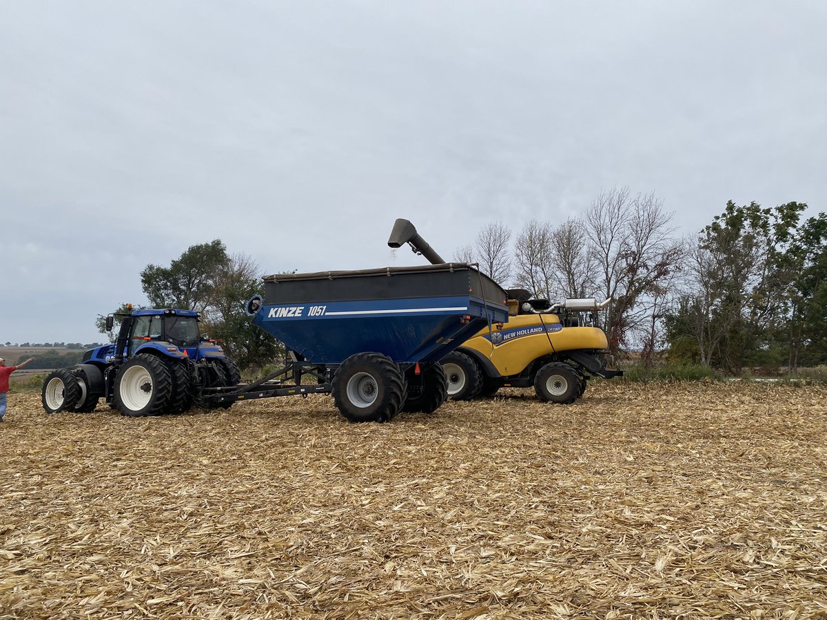chelbehrends's tweet photo. 3 generations strong! Iowa Corn-harvest 2021 SW Iowa (Cass Co) #CornGrowsIowa https://t.co/V57hCeW3fW