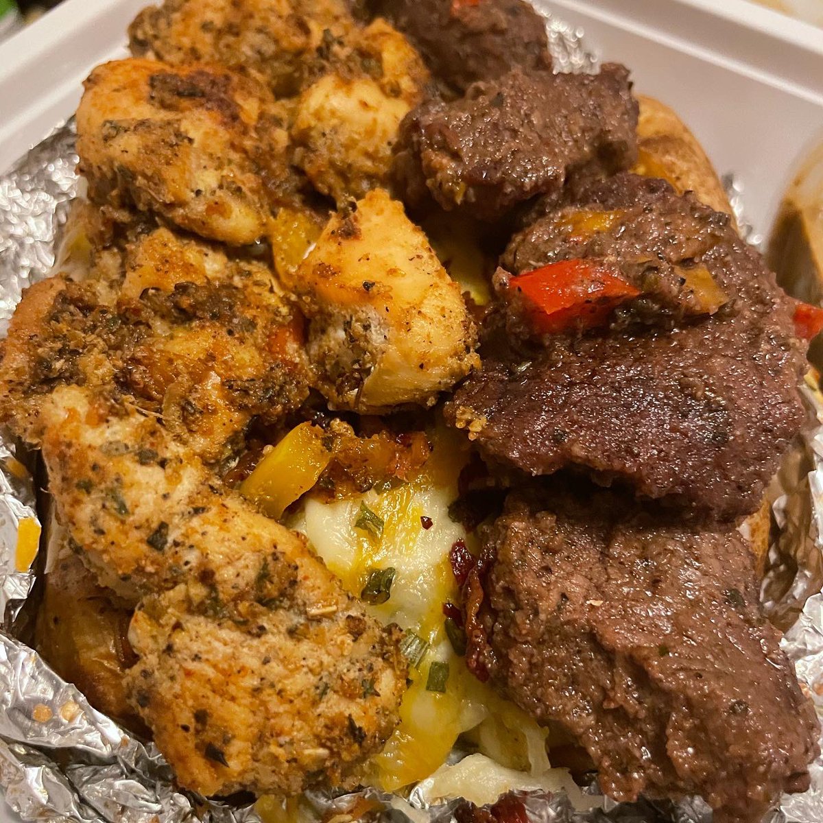 TimeIs_Essence's tweet photo. I Never Promoted My Business On Here , So Here I Am 😭 I Took A Break From Cooking (Terrible Decision) But This Week Im Back In The Kitchen. Follow My IG: essentialeats.xessence Or Just Check Me Out 💕 Pictured Here Are My Loaded Potatoes 😋 https://t.co/DD0VviJy7U