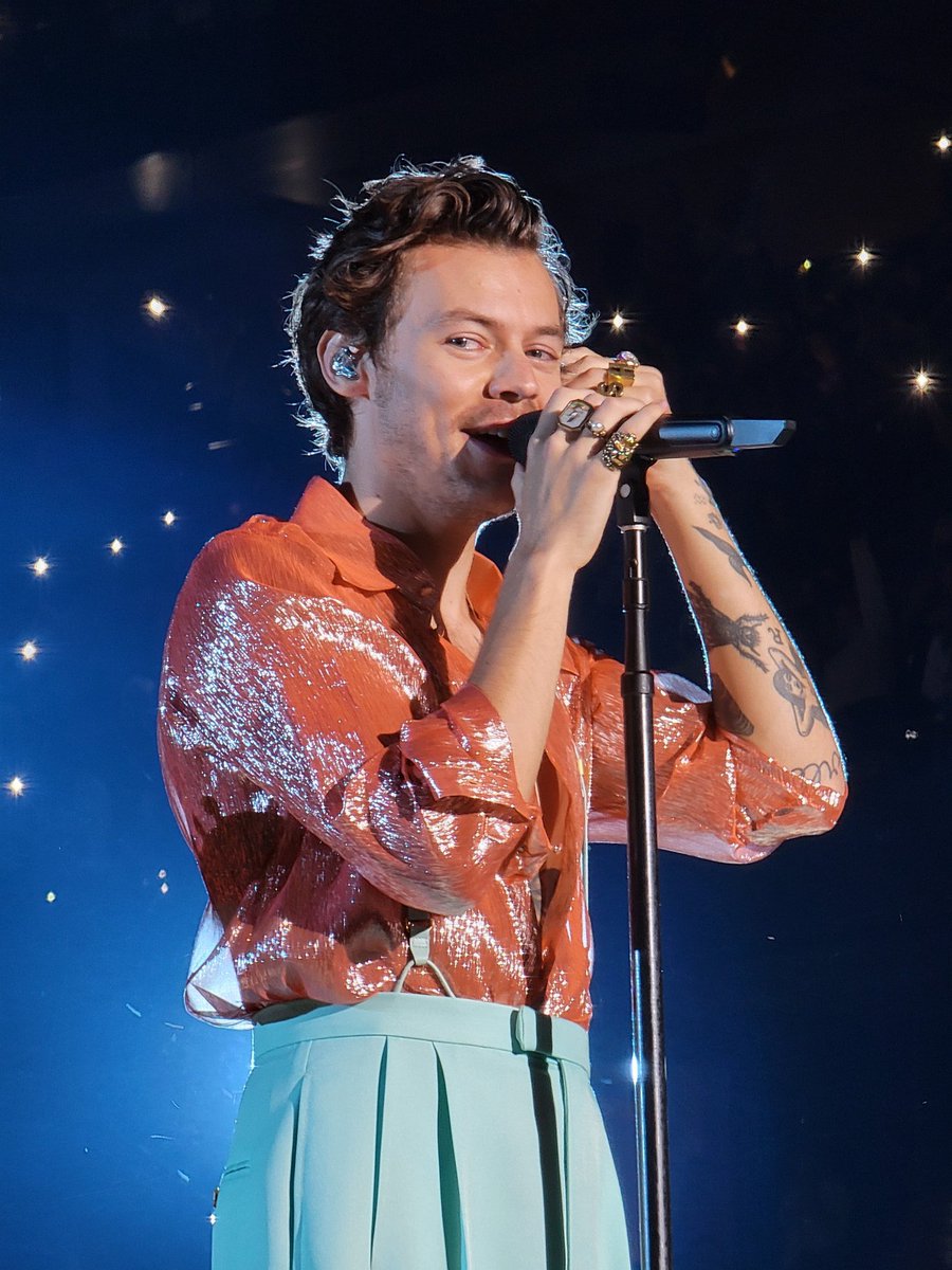 theharrylibrary's tweet photo. Harry on stage tonight in Tampa https://t.co/JOROtIeFZC