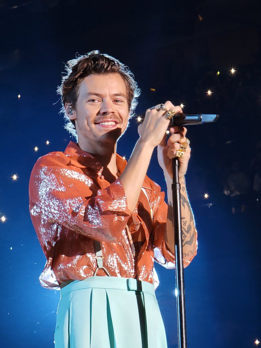 theharrylibrary's tweet photo. Harry on stage tonight in Tampa https://t.co/JOROtIeFZC