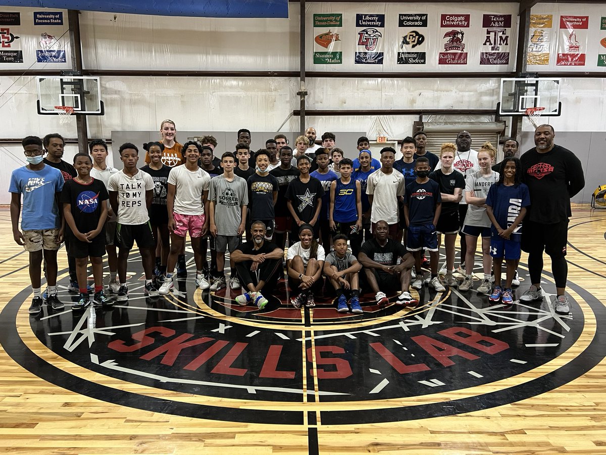 Amaz1nONE's tweet image. A big CONGRATS to my Bro, Sean Hardeman of @ballhardbball on his big day! He fully opened his facility today, and hosted a basketball camp with Former NBA great, Mahmoud Abdul-Rauf (@mahmoudar123), and received some media attention from @fox7austin! PROUD OF U BRO. 👊🏾 #BallHard