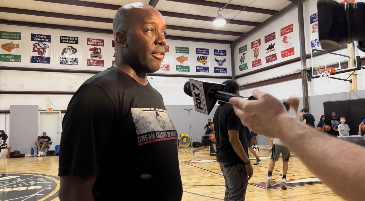 Amaz1nONE's tweet image. A big CONGRATS to my Bro, Sean Hardeman of @ballhardbball on his big day! He fully opened his facility today, and hosted a basketball camp with Former NBA great, Mahmoud Abdul-Rauf (@mahmoudar123), and received some media attention from @fox7austin! PROUD OF U BRO. 👊🏾 #BallHard