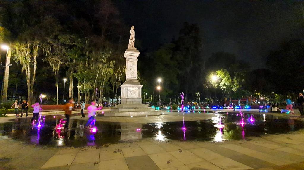 OrizabaProyecto's tweet photo. Fuente iluminada de la alameda Cri-Cri de Orizaba, Pueblo Mágico. 
.
.
#Orizaba #OrizabaProyectos #SonríeOrizaba #OrizabaPuebloMágico #MéxicoDesconocido #MiBarrioCentro https://t.co/EiaucSxTLa