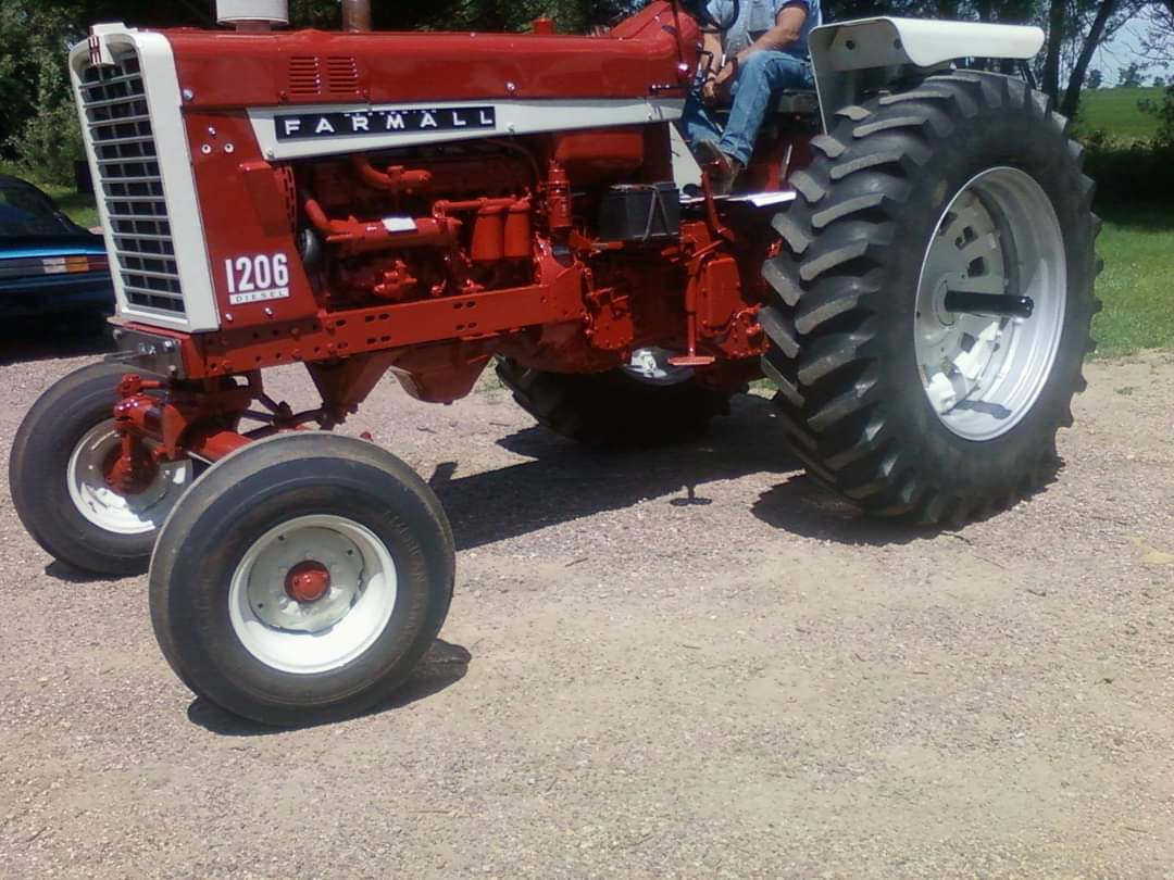 tiling_guy2012's tweet image. Some of the tractors that my old man has painted in the past! As age gets to everyone he had to stop painting.