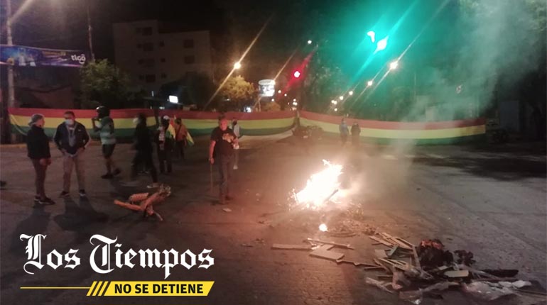 LosTiemposBol's tweet photo. Instalan un punto de bloqueo en la avenida Circunvalación
https://t.co/G3EaIlBGEb
📷Hernán Andia-LT https://t.co/aDedSCXpXv