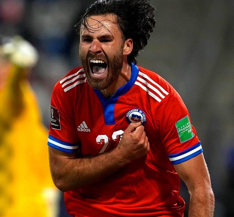 MaxiAndress1's tweet photo. Ben de mi vida ❤ cómo no quererte? Si corres como ninguno, peleas cada balón y no te das por vencido nunca, no te achicas ante nadie y desde que llegaste haz demostrado que quieres representar los colores de la selección 🇨🇱 gracias por tanto 🙌🏻 https://t.co/uVr8IwYqeG
