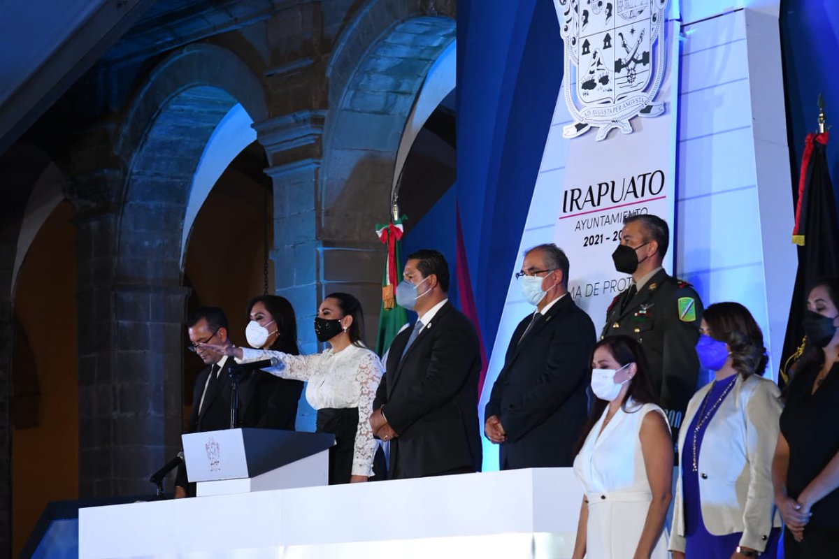 Gobierno de Irapuato (@irapuatogob) on Twitter photo Respaldada por distintas autoridades y cientos de irapuatenses, <a href="/LorenaAlfaro/">Lorena Alfaro</a> toma protesta como la primer Alcaldesa de #Irapuato.
Así comienza esta nueva etapa en la vida política y social de nuestro municipio.
¡A #PasoFirme, vamos juntos #ConValorPorIrapuato! Respaldada por distintas autoridades y cientos de irapuatenses, <a href="/LorenaAlfaro/">Lorena Alfaro</a> toma protesta como la primer Alcaldesa de #Irapuato.
Así comienza esta nueva etapa en la vida política y social de nuestro municipio.
¡A #PasoFirme, vamos juntos #ConValorPorIrapuato!