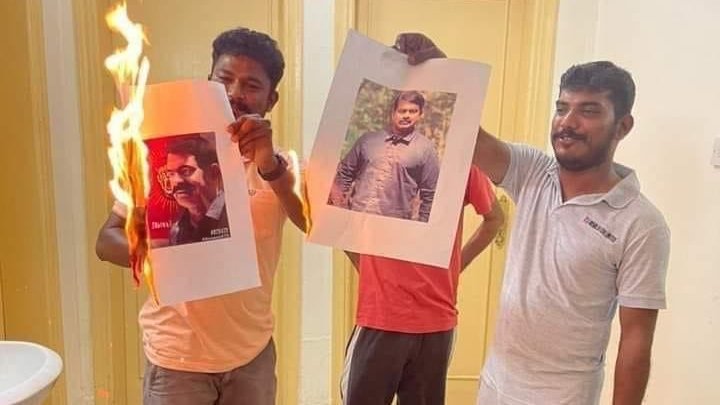 Eelathamilanj's tweet photo. சீமானை எதிர்த்து கக்கூசுக்குள்ளே நடந்த காங்கிரஸ் திமுகவின் ஆர்ப்பாட்டம்.😂சீமான் கன்னியாகுமரிக்கு வந்து மீண்டும் திரும்பி விட்டார் பயப்படாமல் வெளியே வாருங்கள். https://t.co/IRyymW2Z35