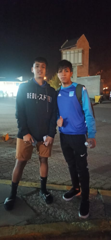 Belgranodesquel's tweet photo. Nahuel San Martin Galindo y Juan Cruz Payal viajaron hacia la @CAIsemillero para practicar una semana y luego integrarse a la gira por clubes de Bs As.
Vamos los pibes!
@srgesquel @Maxi_Fernandez_ @CanteroMaxiOk @eqsnotas @ElChavoEsquel @Fran_Caputo https://t.co/5EAV7fkdpL
