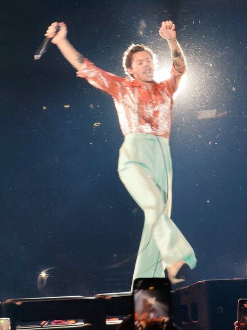 HSUpdating's tweet photo. Harry on stage in Tampa tonight.

October 10, 2021
©️@bethandbono https://t.co/9bbOoyJ3wy